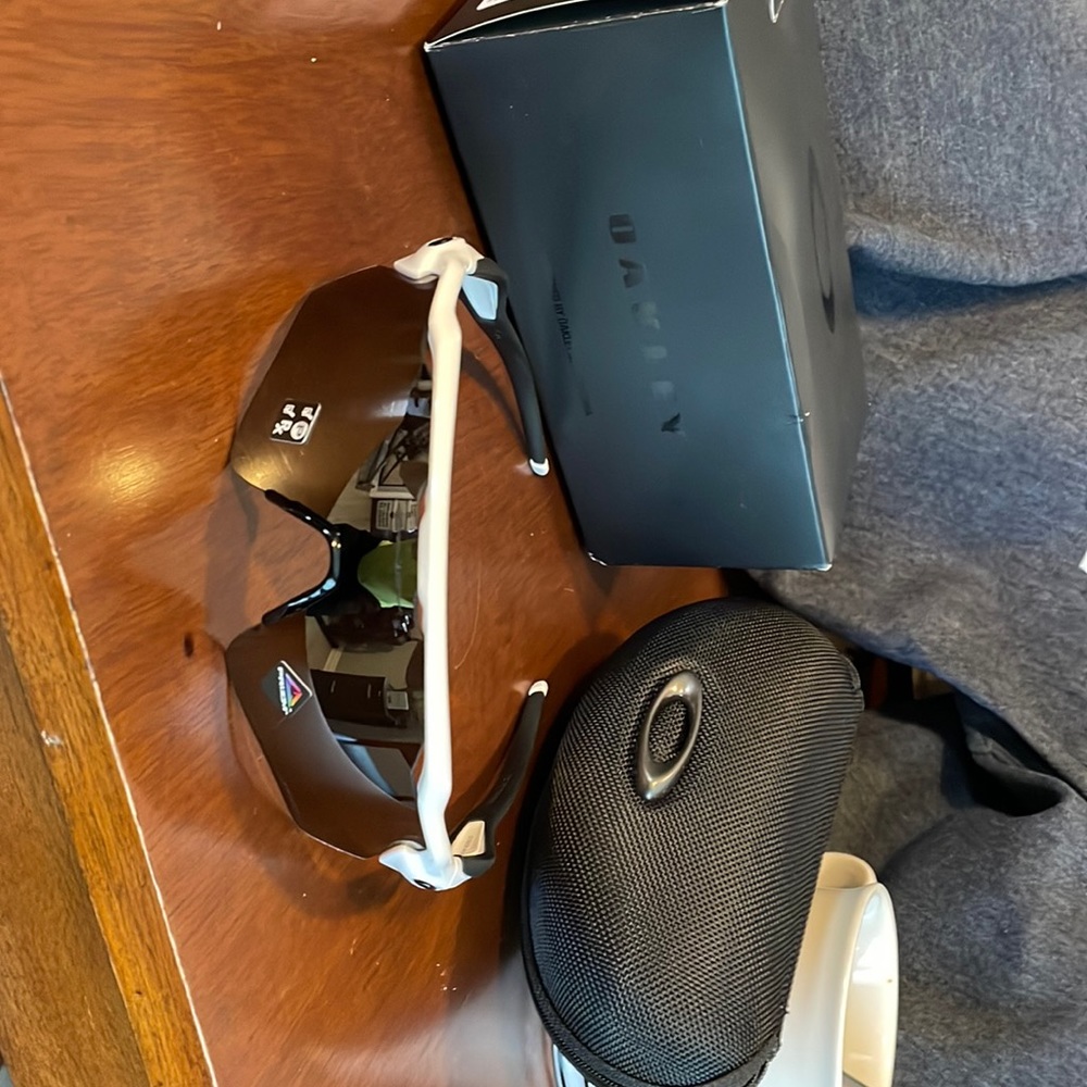 Brand new pair of Oakley’s never worn before brand new in case and in box!